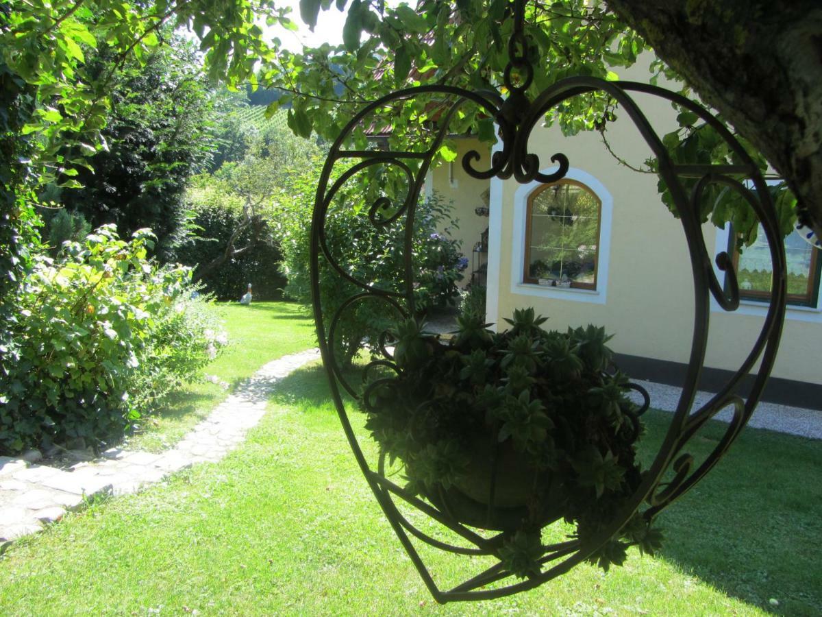 Anna'S Home - Ferienwohnungen Рач-ан-дер-Вайнштрассе Экстерьер фото